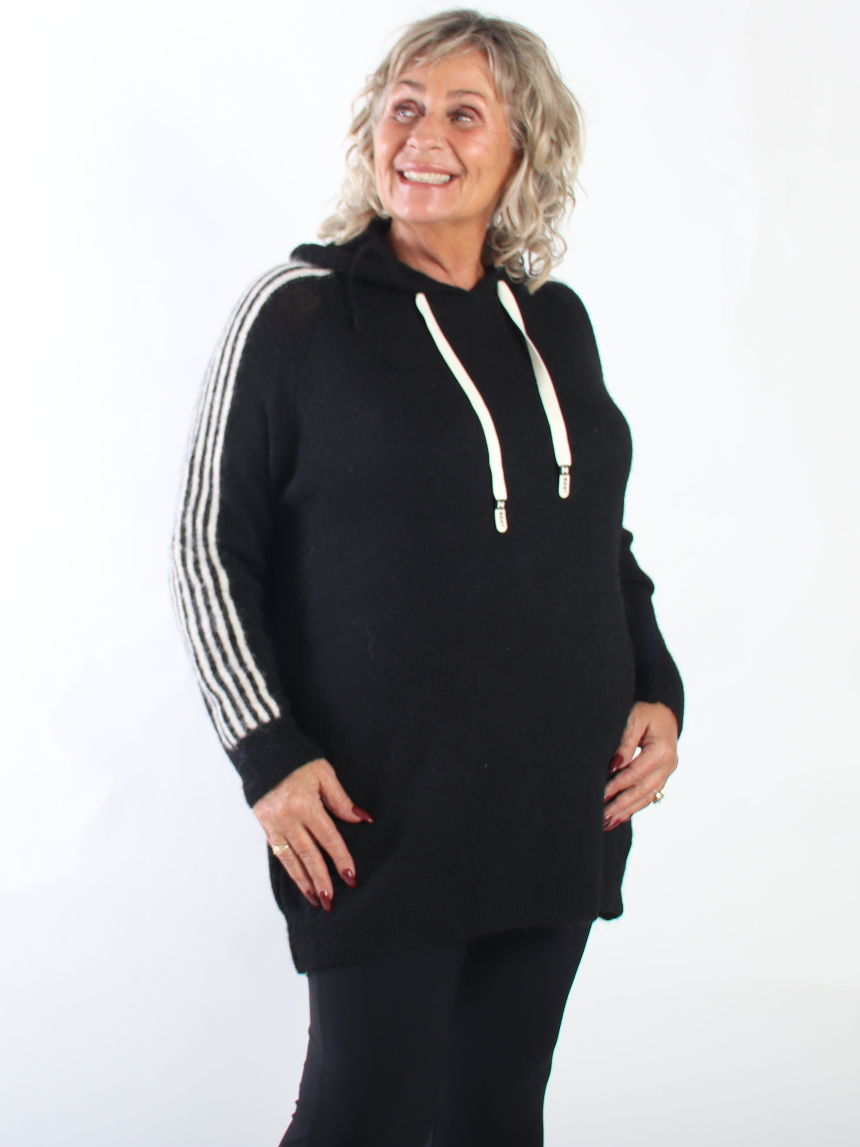 Mie - Let børstet plus size strikkjole med hætte, lange ærmer og sporty striber